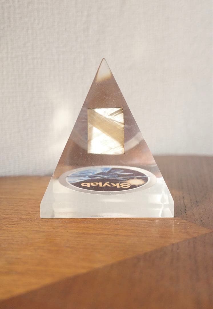 希少 Skylab NASA 実物デブリ アクリル ピラミッド オブジェ/アート