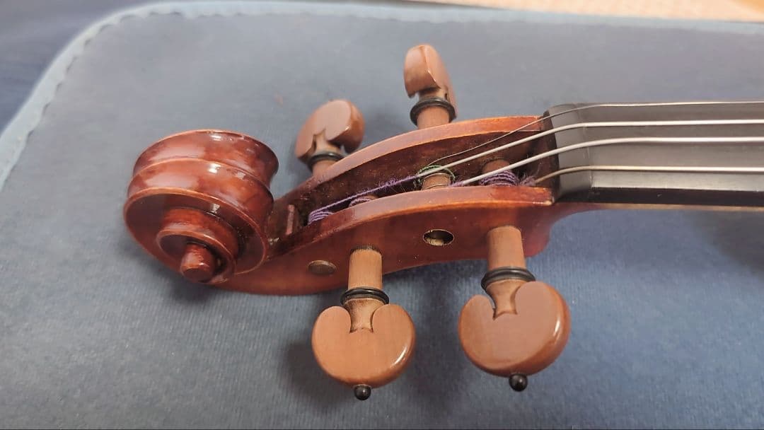 バイオリン本体 、弓、ケースほか　カバーにアーティストの直筆サイン有り