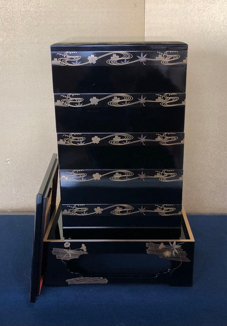 《レ》雲錦蒔絵 真塗内朱 五段重 替蓋 重台付 木製漆器 木箱 251117え2