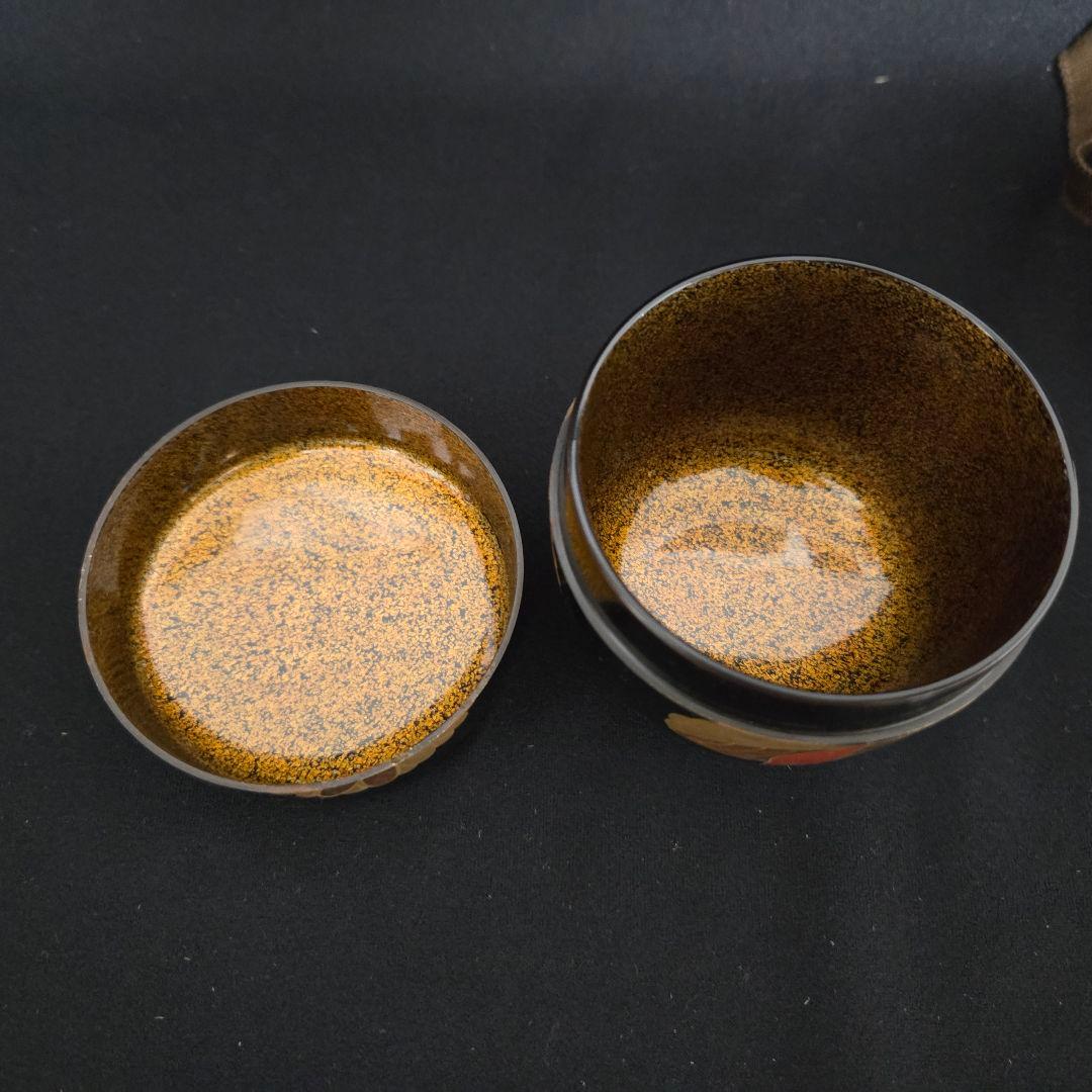 黒色の木製棗 金色と赤色の模様