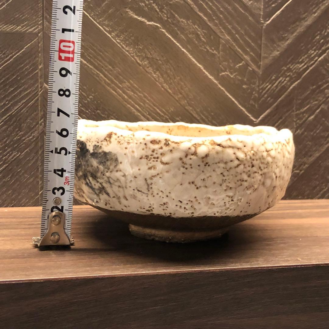 究極の美◾️蔵から白い釉薬がぼこぼこしたかなり凄そうな抹茶茶碗が出て来ました。