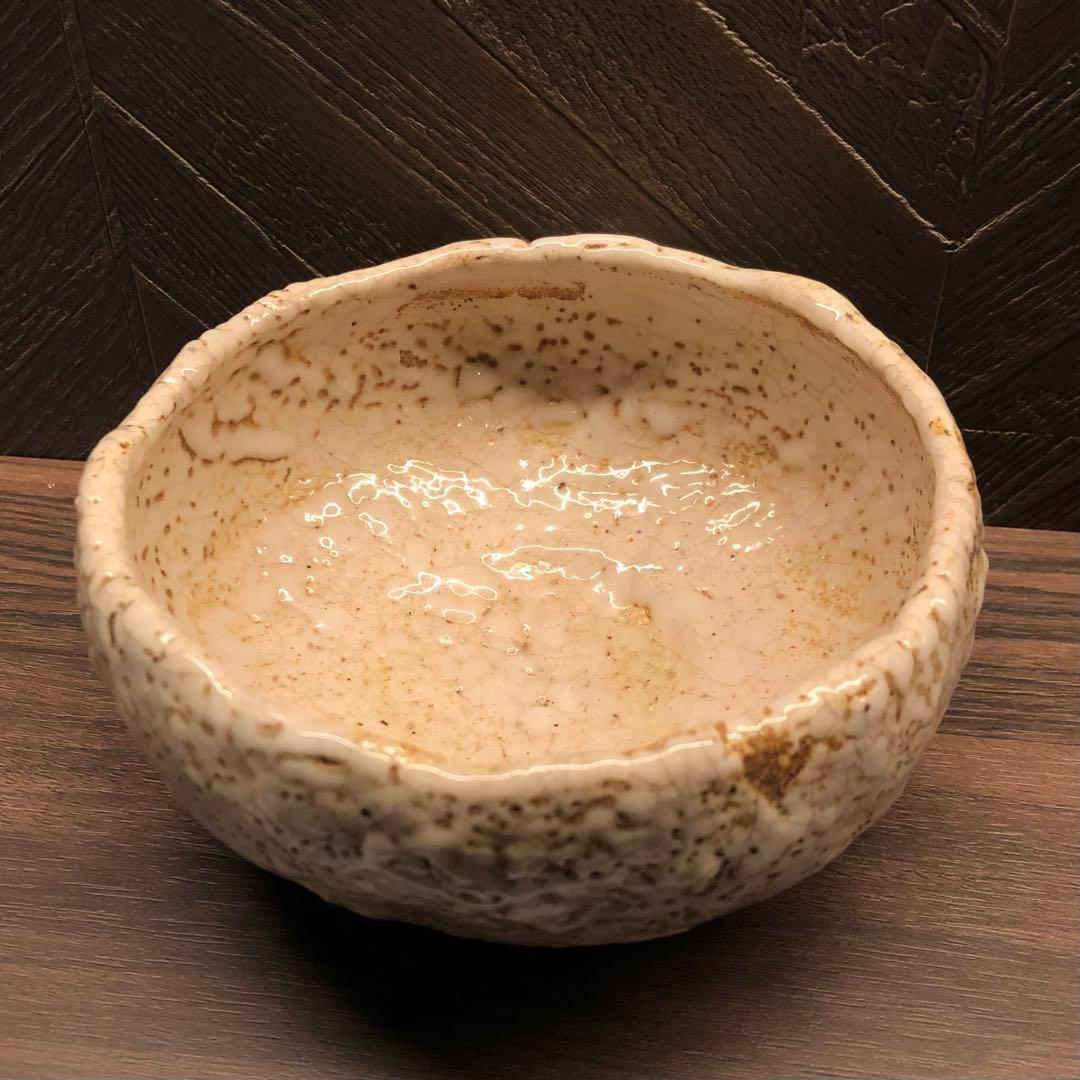 究極の美◾️蔵から白い釉薬がぼこぼこしたかなり凄そうな抹茶茶碗が出て来ました。
