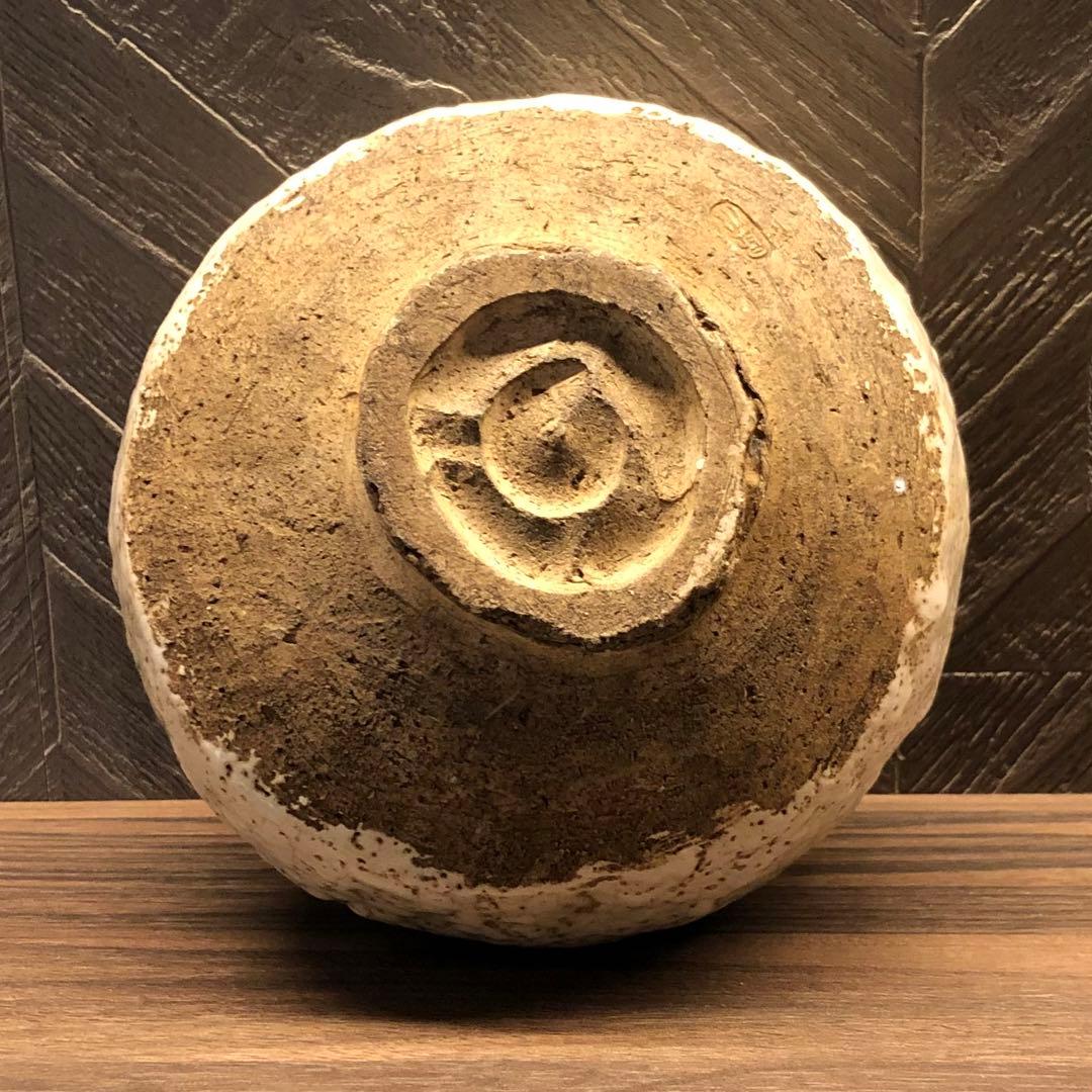 究極の美◾️蔵から白い釉薬がぼこぼこしたかなり凄そうな抹茶茶碗が出て来ました。