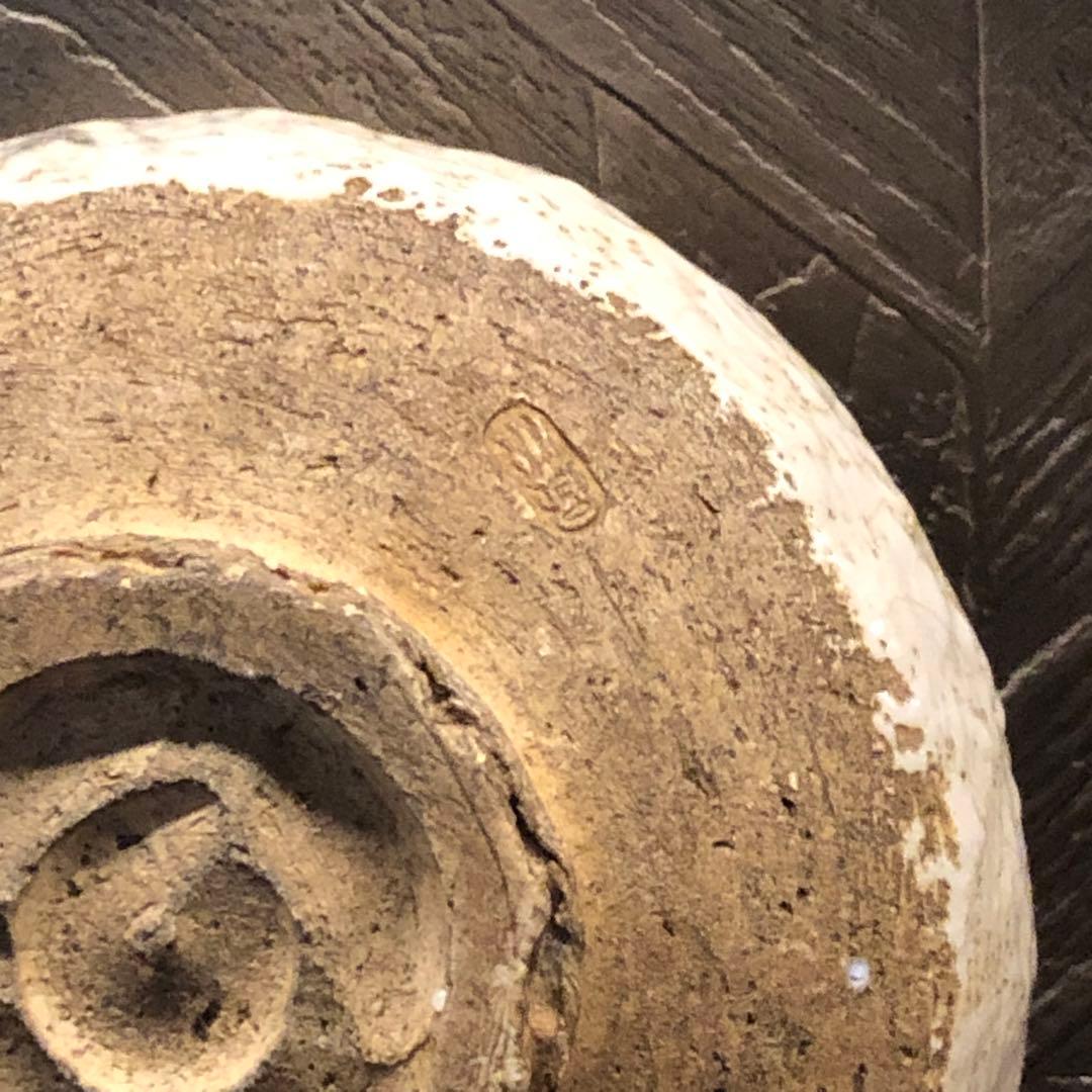 究極の美◾️蔵から白い釉薬がぼこぼこしたかなり凄そうな抹茶茶碗が出て来ました。