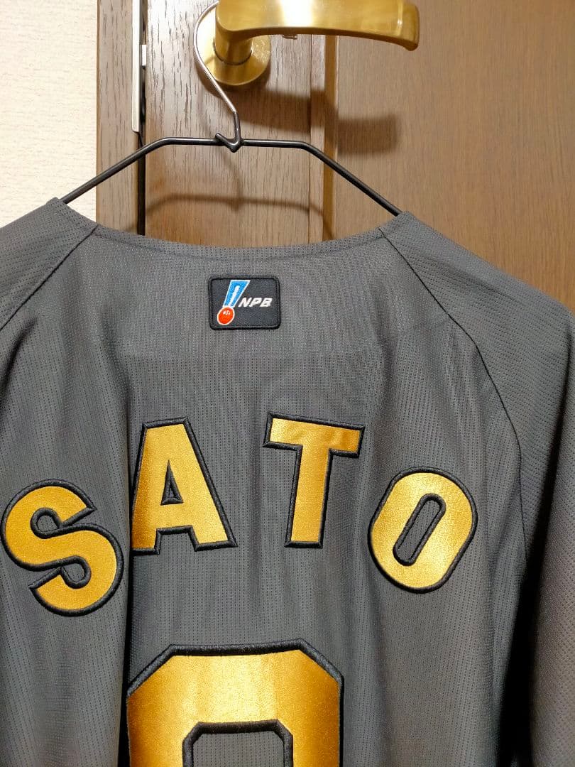 阪神タイガース佐藤輝明ブラックユニフォームNPBレプリカワッペン付プロコレ風