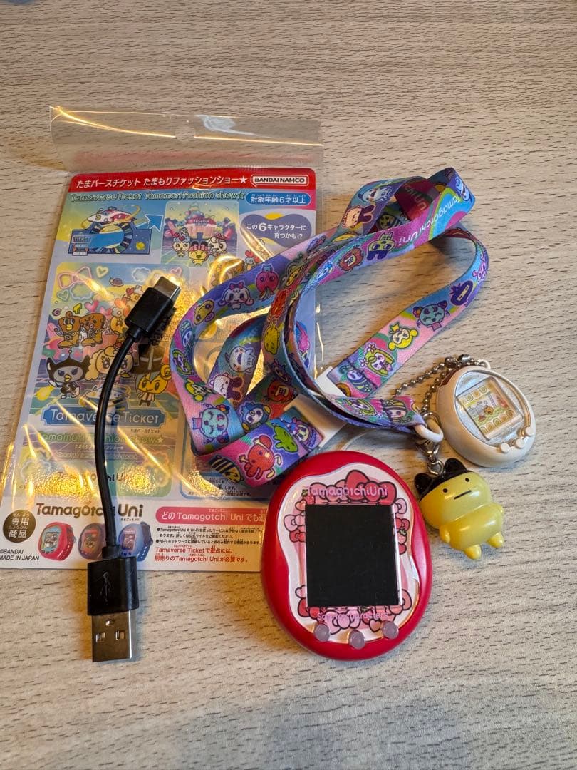 バンダイ たまごっち 赤色 ストラップ付き