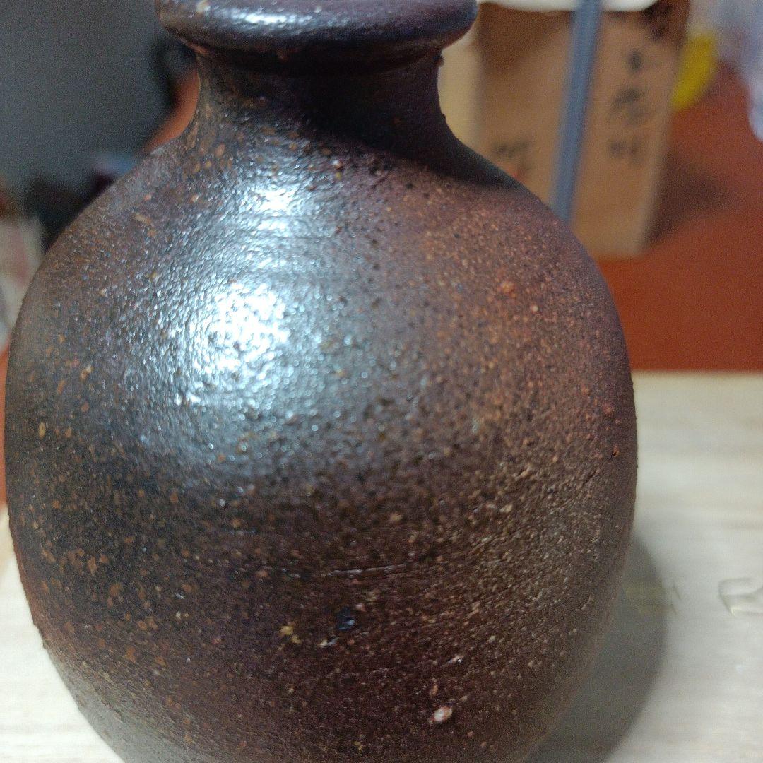 赤褐色の陶器の小壺 木製箱付き