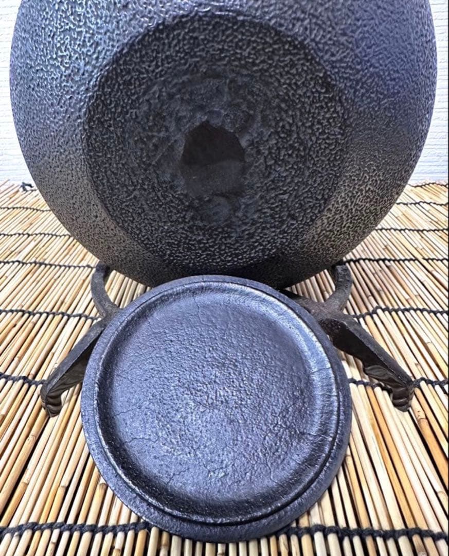 未使用品、供箱、栞付　南部秀山堂　佐藤 勝弘作　１５型松文様　鉄瓶　南部鉄瓶