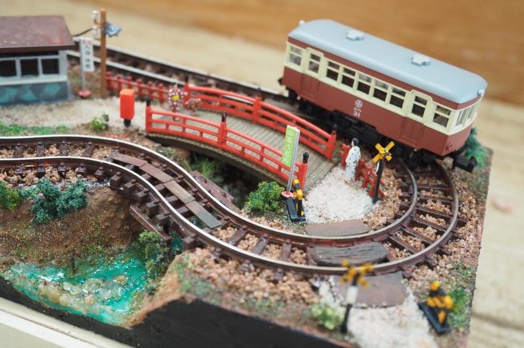 【鉄道模型】ミニジオラマ「温泉街」動力車・照明付き ハンドメイド