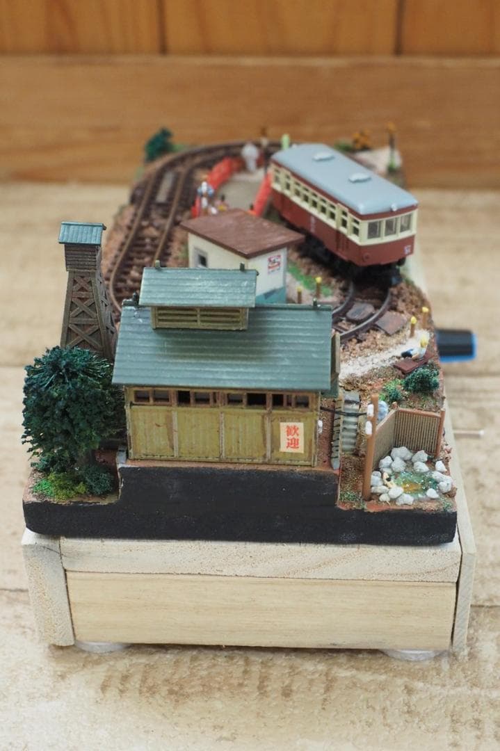 【鉄道模型】ミニジオラマ「温泉街」動力車・照明付き ハンドメイド
