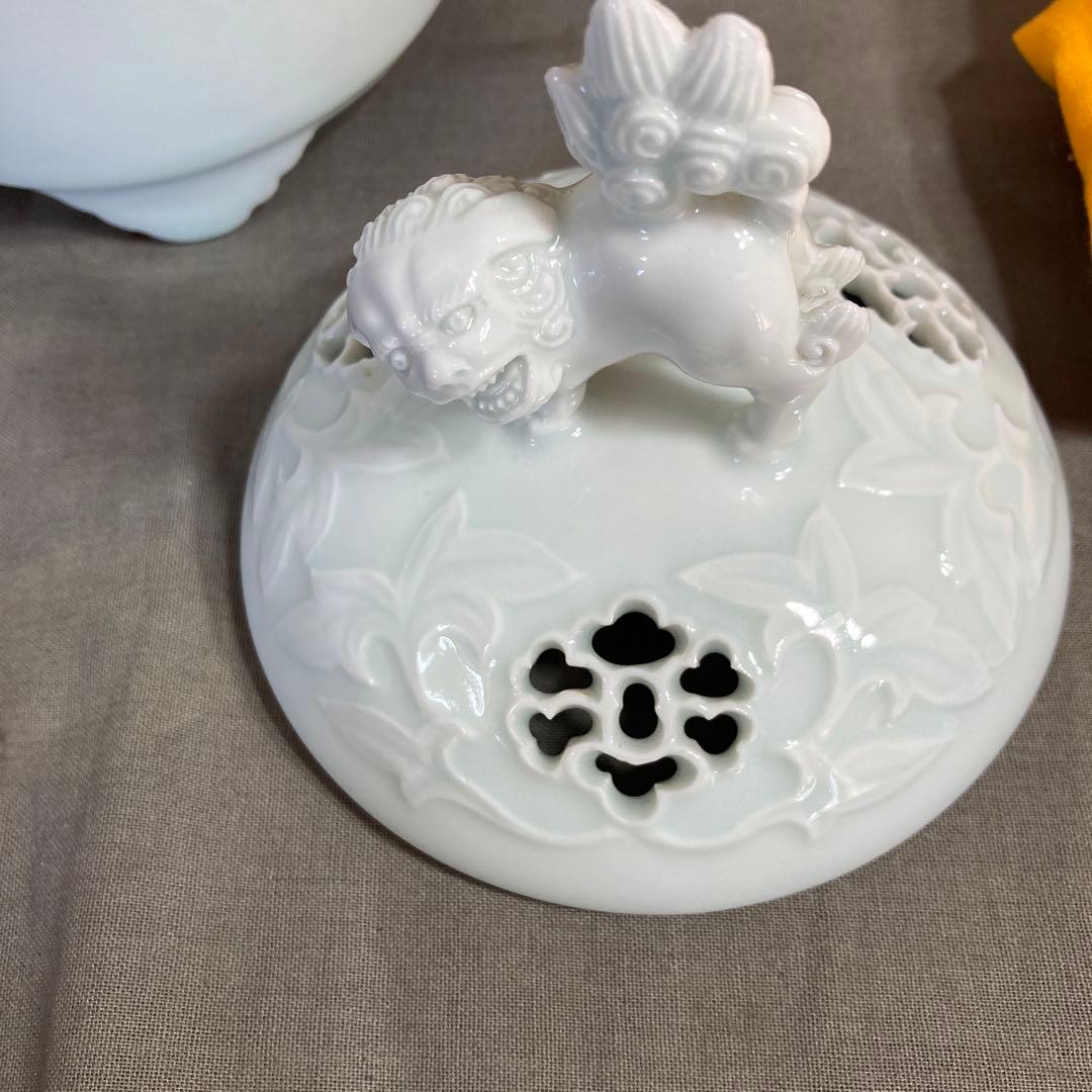 【樋渡陶六】伝統工芸会　重要無形文化財　樋渡陶六作　青白磁彫獅子牡丹唐草文　香炉
