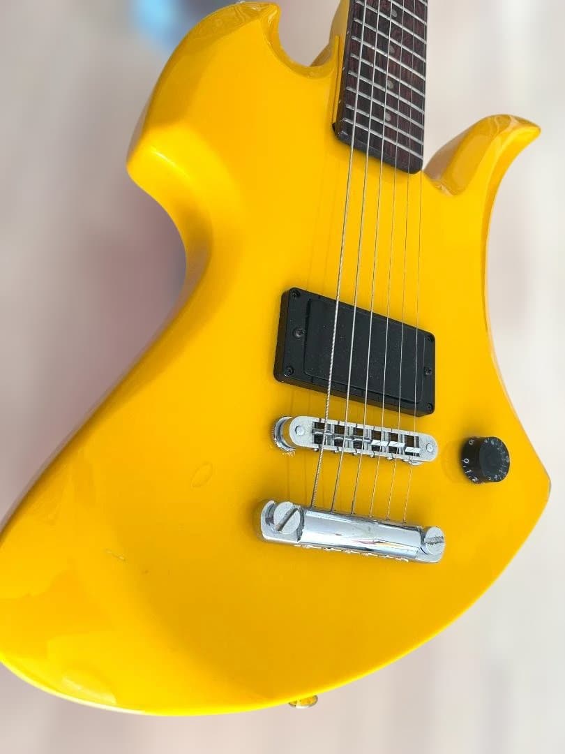 送料無料●イエローミニ ギター メイヴィス（バックトゥザフューチャーライク）
