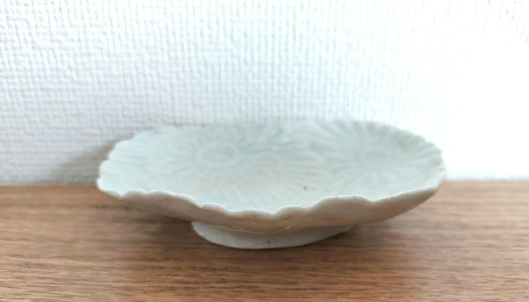 古伊万里　白磁　陽刻　菊　豆皿