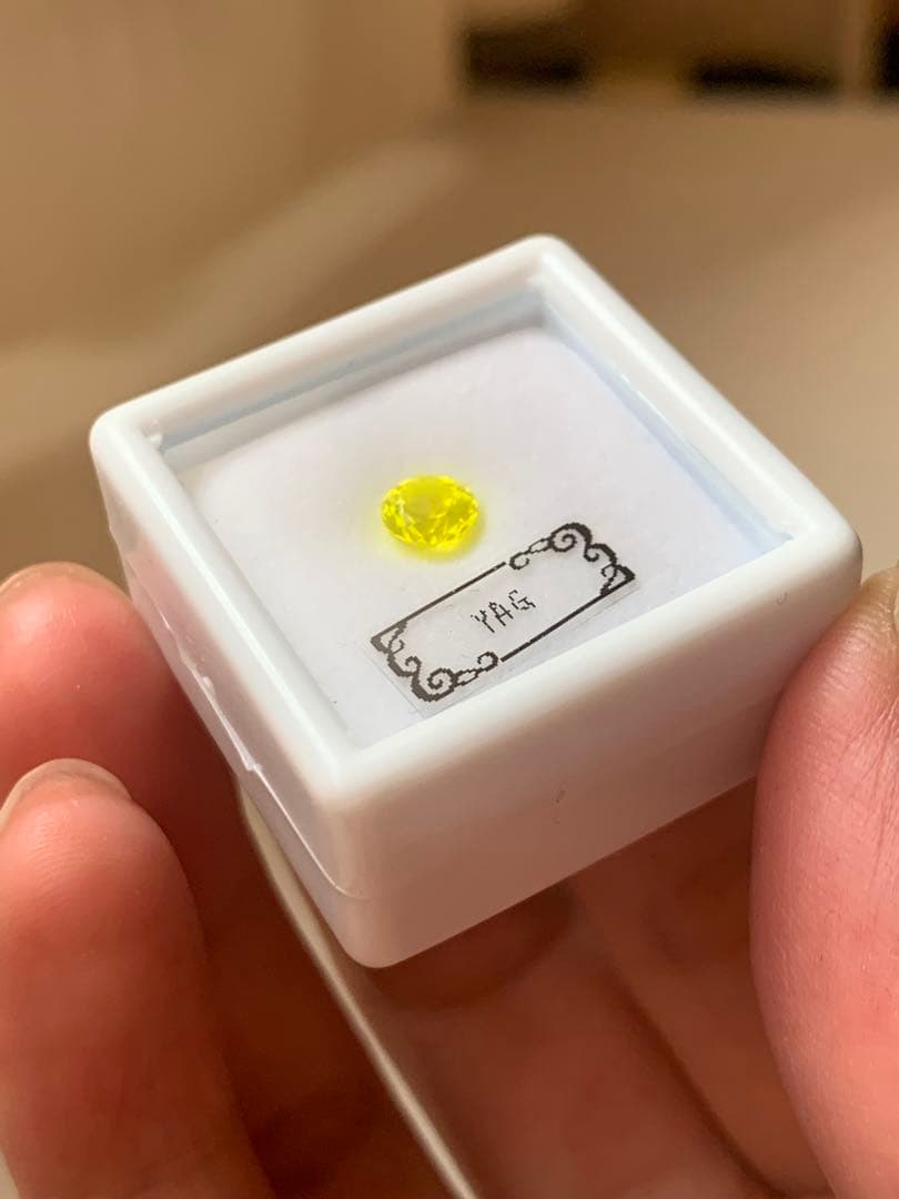 YAG ヤグ　イットリウムアルミニウムガーネット　ルース　ダイヤ　蛍光鉱物　根付