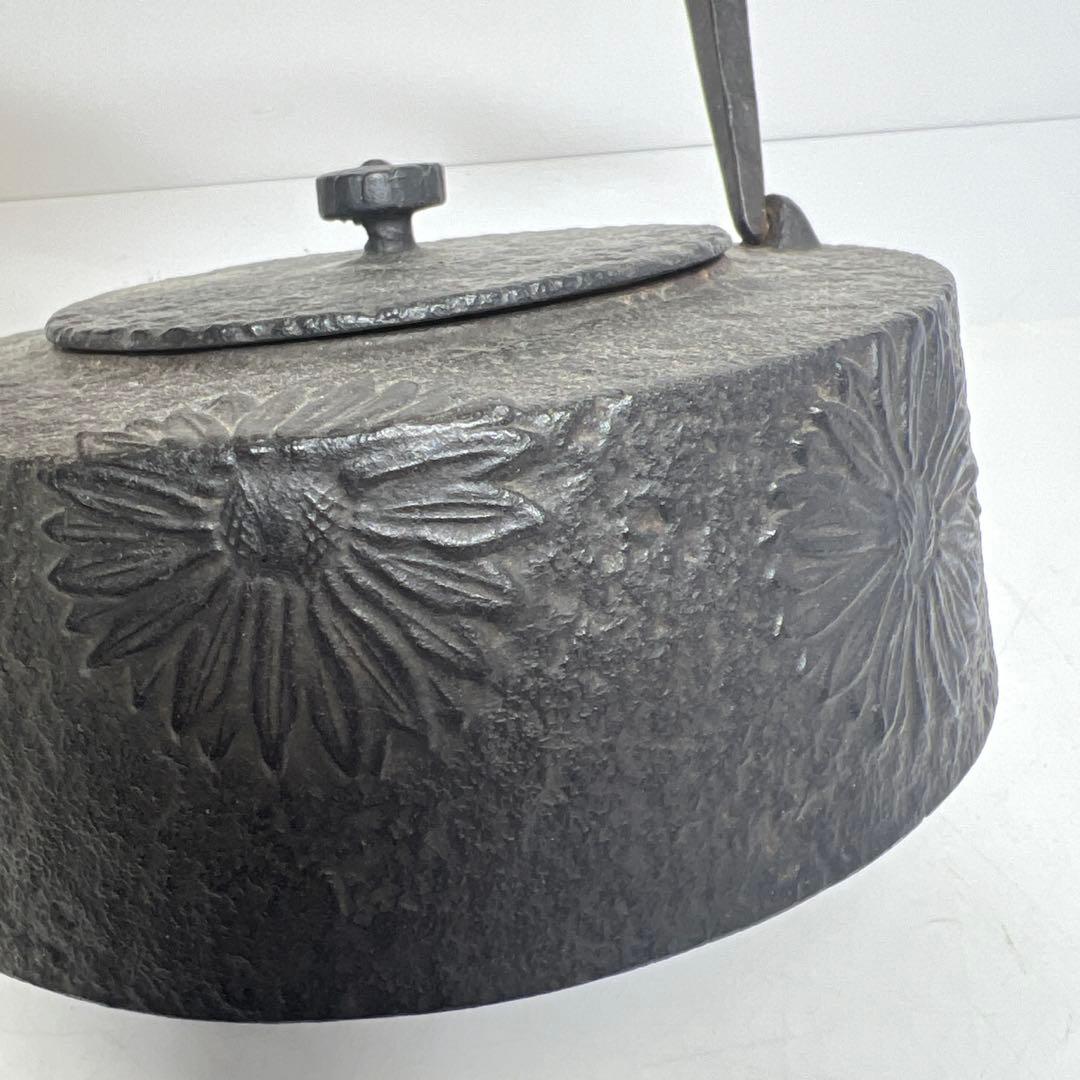 南部　宝泉　出来良　菊図　鉄瓶　1841g 東さ8-0131☆2F