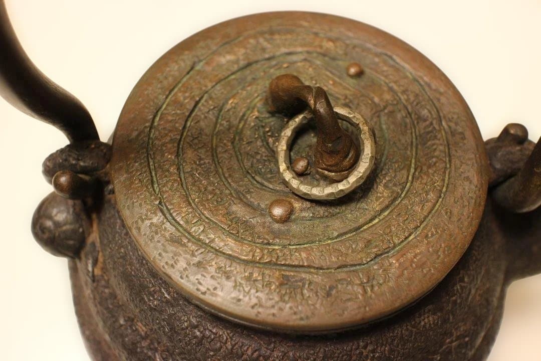 整*屋様 古鉄瓶　小振り亀文堂芋頭鉄瓶　希少品　水漏れなし・状態良好