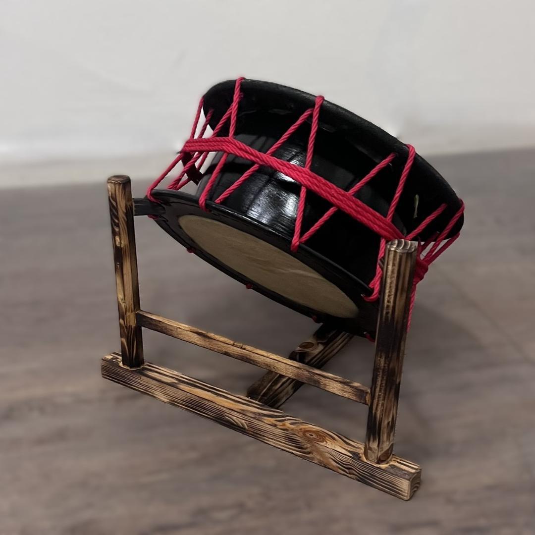 【新品】【蔵出し】締め太鼓 牛革 和太鼓 バチ付 台付 平太鼓 入門用