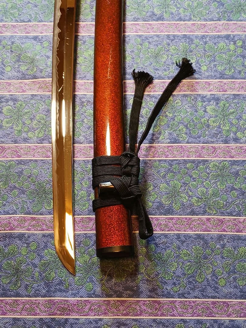 居合前差し用脇差、黒合皮革巻　黒鮫仕、刃紋.乱れ二重刃文　　　金具.勝龍一作