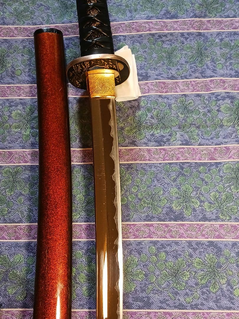 居合前差し用脇差、黒合皮革巻　黒鮫仕、刃紋.乱れ二重刃文　　　金具.勝龍一作