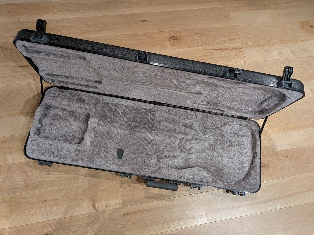 ベース FENDER DELUXE MOLDED CASE ELECTRIC BASS