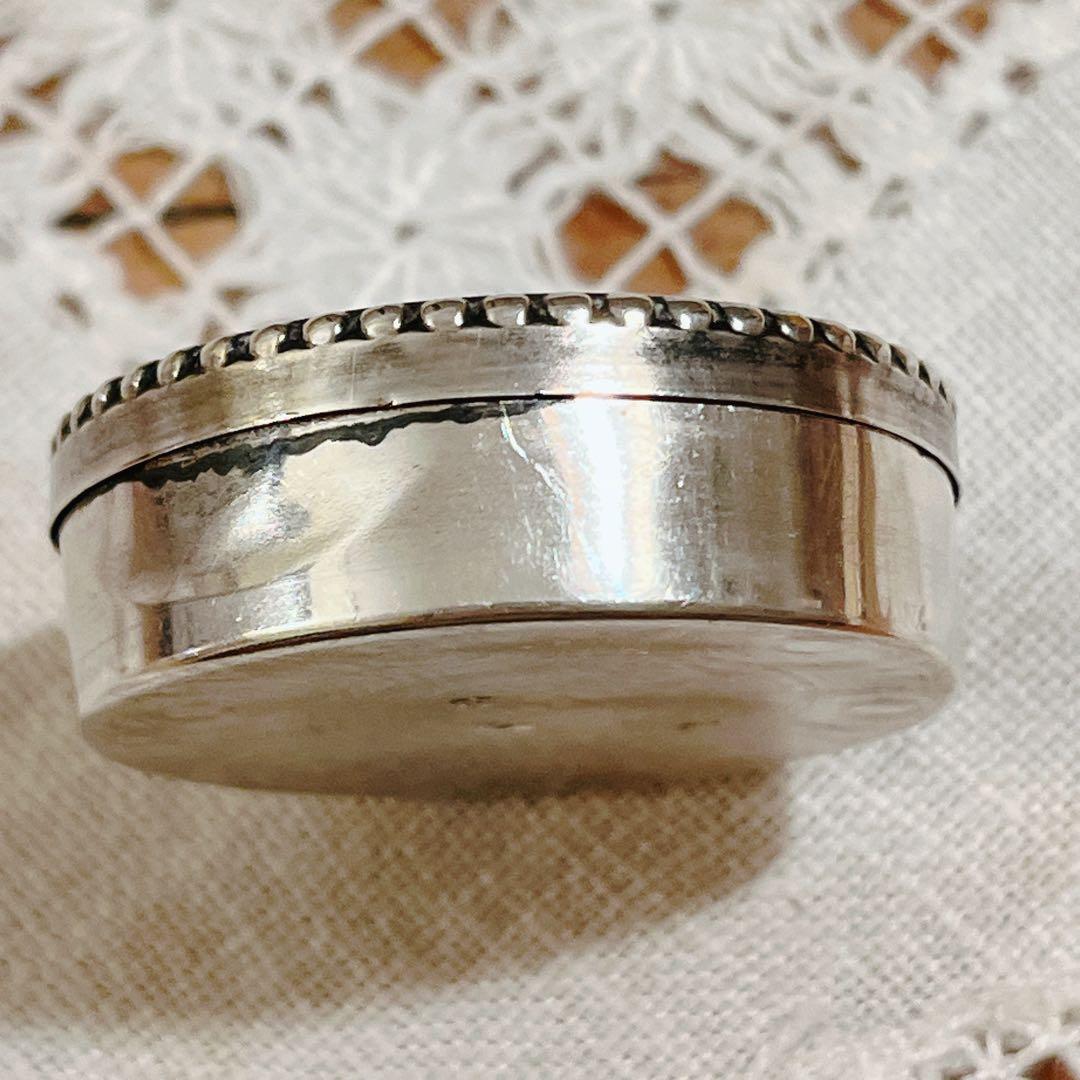 シルバー　シンプルで美しいピルケース