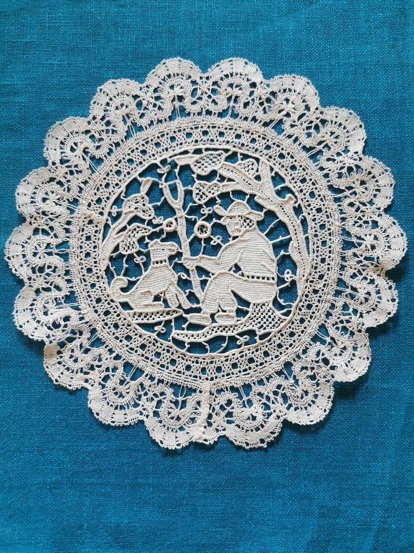 アンティーク ポワンドヴェニス 見つめ合う犬と人 美しいニードルレースドイリー