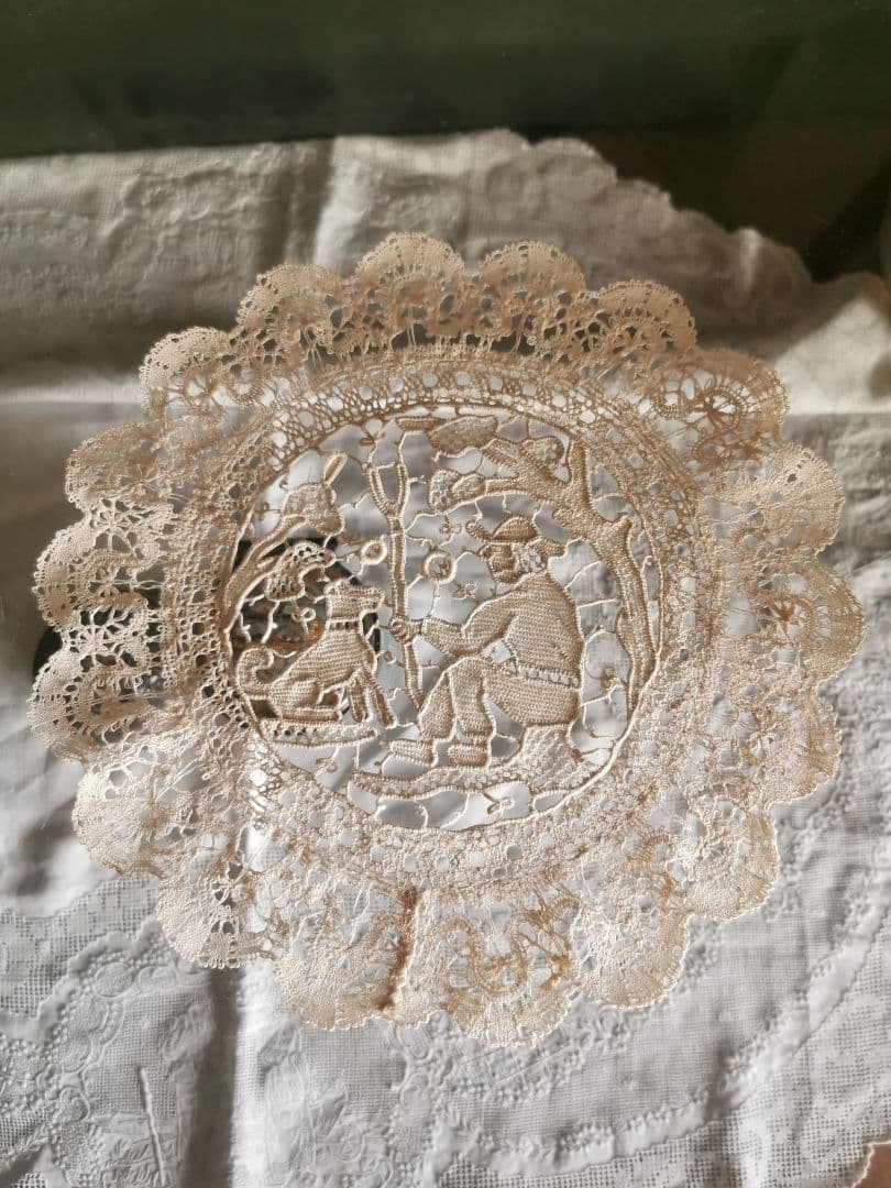 アンティーク ポワンドヴェニス 見つめ合う犬と人 美しいニードルレースドイリー