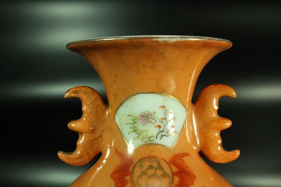 中国美術 色絵 女人鹿図 蝙蝠耳 花瓶 時代物 台付(K-A717)