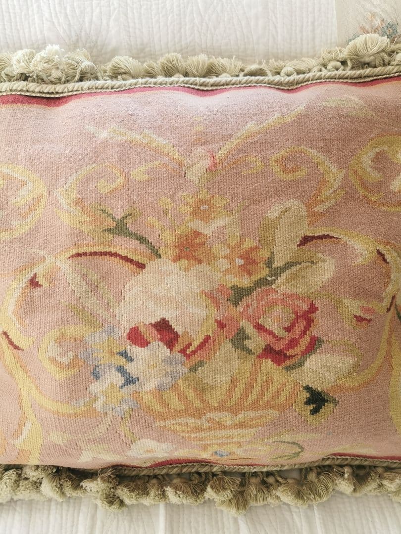 アンティークフランス オービュッソン織 花器モチーフ タッセル付クッションカバー