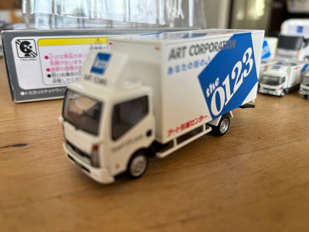 アート引越センター　トラック　ハイエース　トミカ
