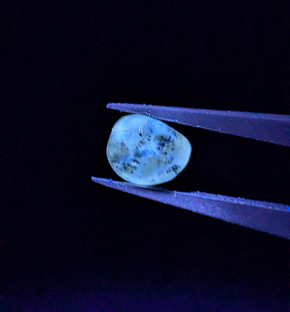 天然ダイヤモンド（蛍光アリ）　2.345カラット