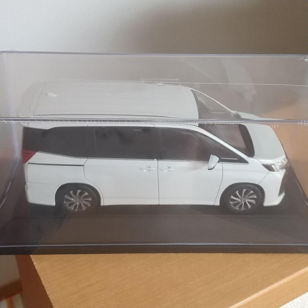 【ディーラー非売品】トヨタ ノア 90系 カラーサンプル ミニカー ホワイト 白