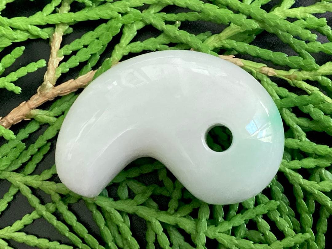 ✳premiumシリーズ一流の勾玉　糸魚川翡翠　再結晶線入り　御守りに鑑別書付‼️