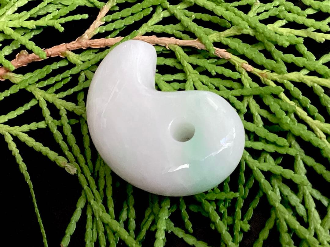 ✳premiumシリーズ一流の勾玉　糸魚川翡翠　再結晶線入り　御守りに鑑別書付‼️