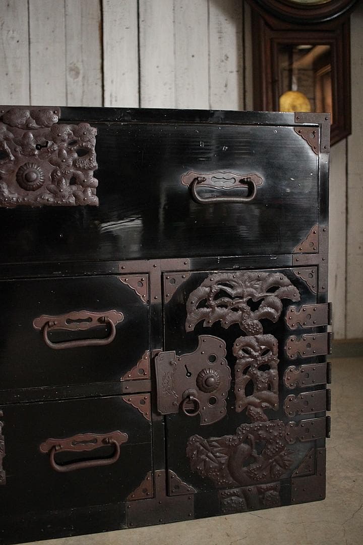 がんちゃん綺麗な打ち出し金具時代庄内箪笥　扉付き　時代箪笥　時代家具