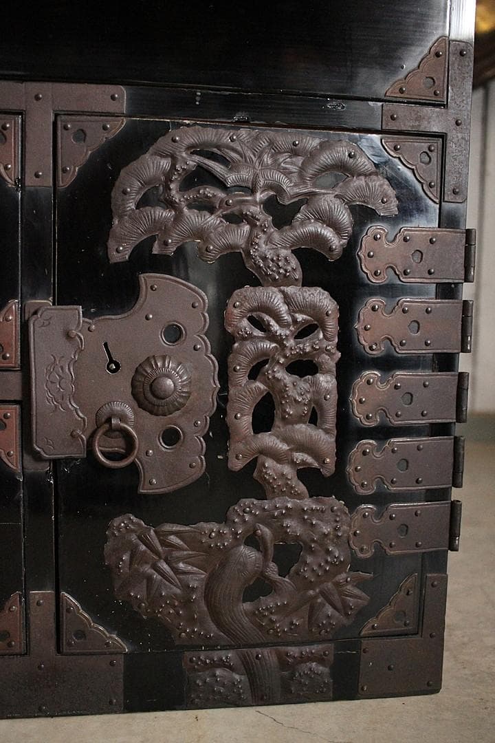 がんちゃん綺麗な打ち出し金具時代庄内箪笥　扉付き　時代箪笥　時代家具