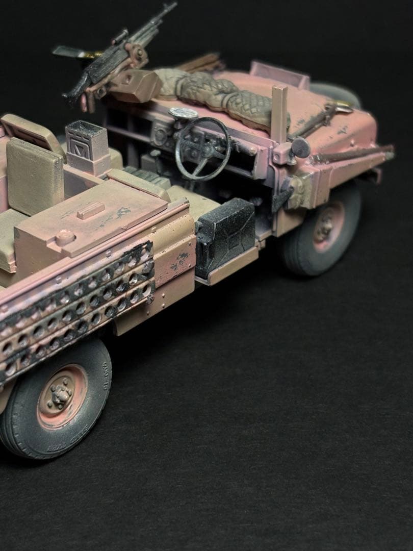 #作品No20 イギリス陸軍 S.A.Sランドローバー ピンクパンサー
