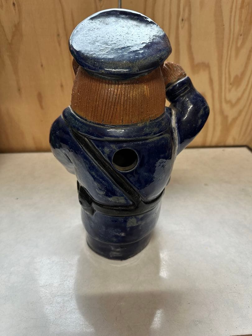 タヌキの警察官　陶器　約32cm