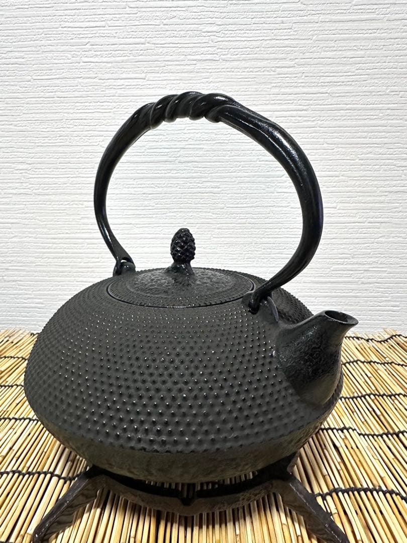 未使用品、供箱、栞、取説付　南部名工金秀 及春鋳造捻鉉算盤形アラレ南部鉄瓶