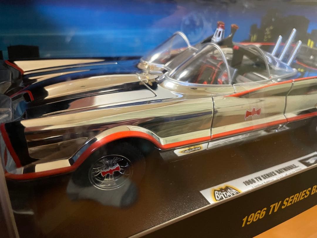 価格変更1/18 マテル バットモービルTVシリーズ1966 クローム 未開封品