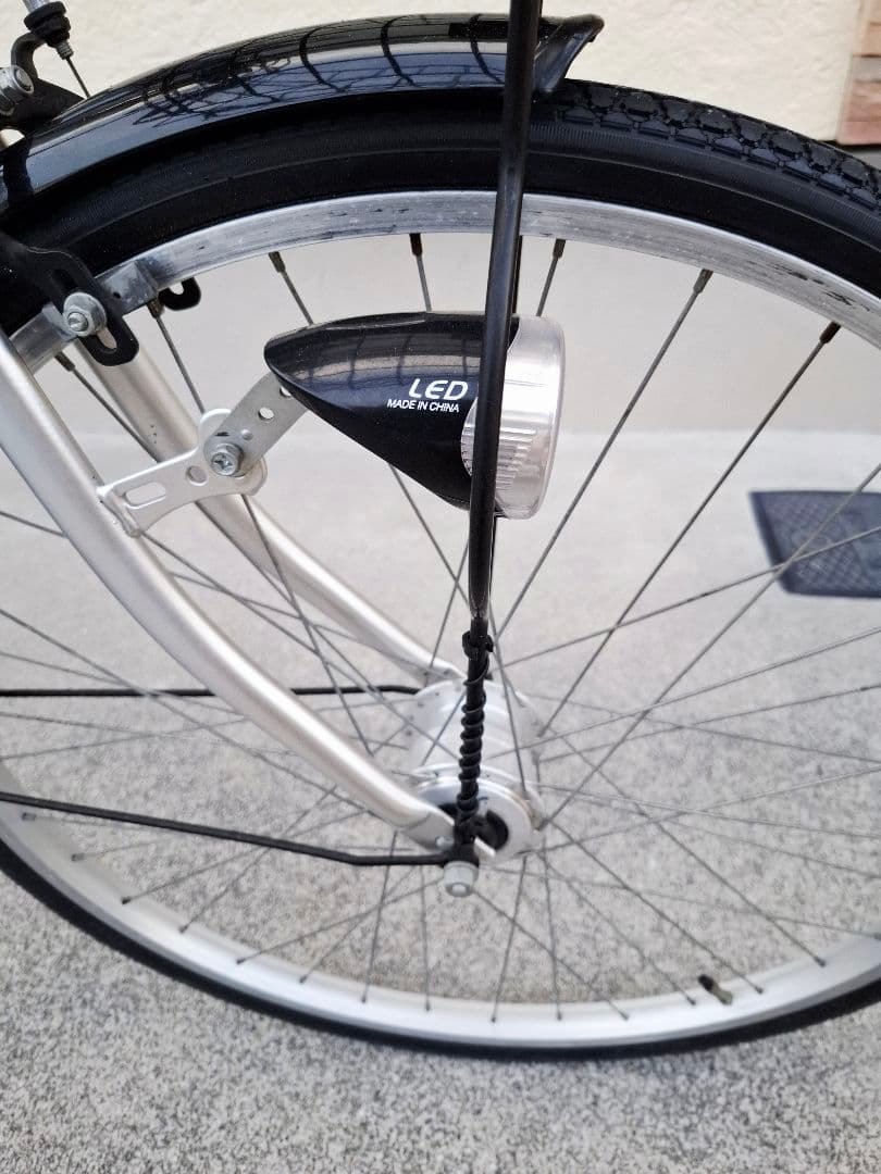 シルバー　シティサイクル　 26インチ 　前面バスケット　6段変速機付き