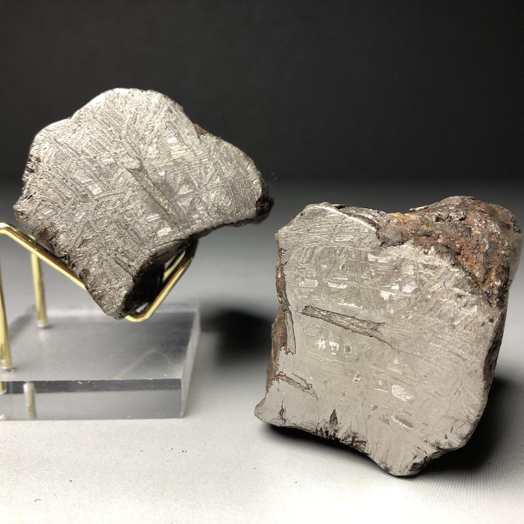 アルタイ隕石　隕石 全面カット　鉄隕石　原石　重さ約993ｇ　立て付き