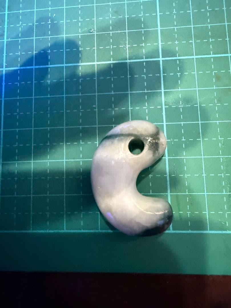 糸魚川産‼️ 濃緑色翡翠勾玉の最高峰‼️ 圧砕勾玉‼️高級‼️11.2g‼️破格出品‼️