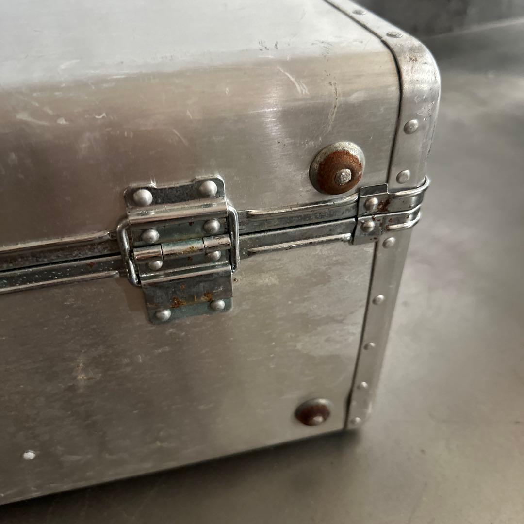 かっこよすぎるアルミニウム製大型スーツケース　収納やテーブルにしたらカッコいい