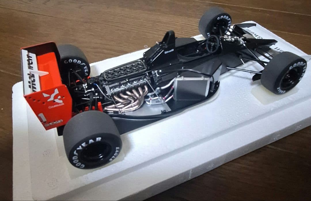 オートアート　マクラーレンホンダ MP4/6 　ミニカー 1/18
