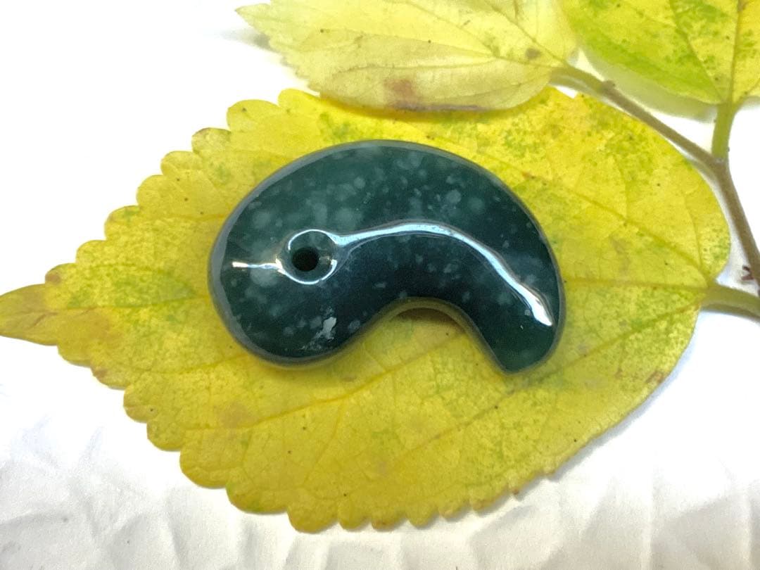 糸魚川翡翠【入りコン沢】勾玉　今年2度目の大当たり特大原石より極上高品質　鑑別書