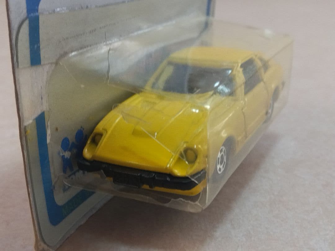 トミカ 古い 黄色のスポーツカー おまけのパトカー付き ※最低の値下げ価格です。