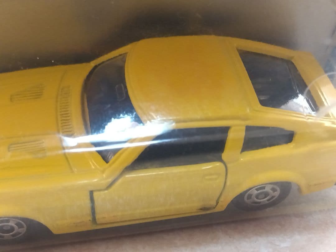 トミカ 古い 黄色のスポーツカー おまけのパトカー付き ※最低の値下げ価格です。