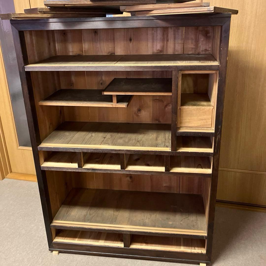 「組子細工のガラス入り引き戸」のある大正〜昭和時代のレトロな水屋箪笥