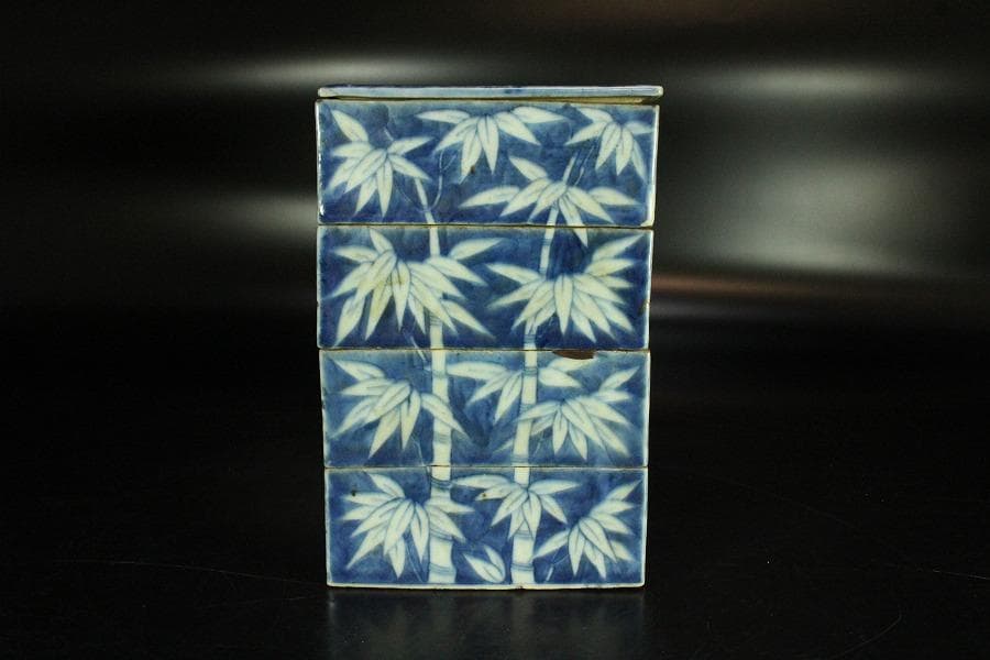 中国美術 青花 白抜 笹紋 段重 高18.5cm 清(K-LC670)